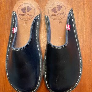 duckfeet Women's Black Leather Slip-On Clogs